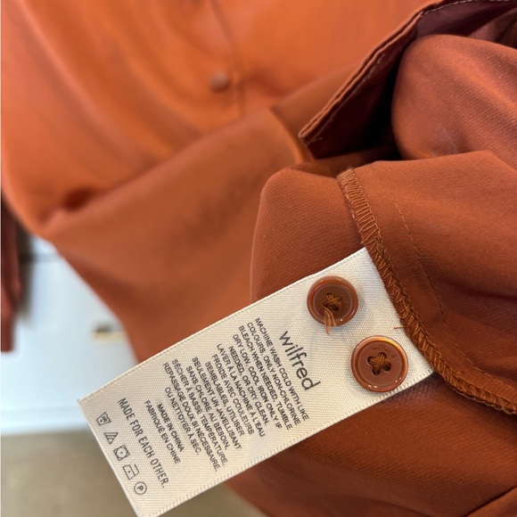 Aritzia Wilfred orange sateen blouse. Size medium. - Picture 2 of 3